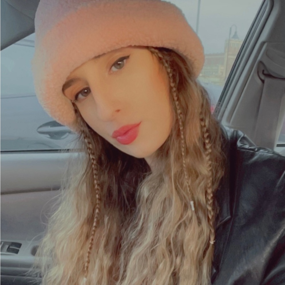 Meet your Posher, Lia